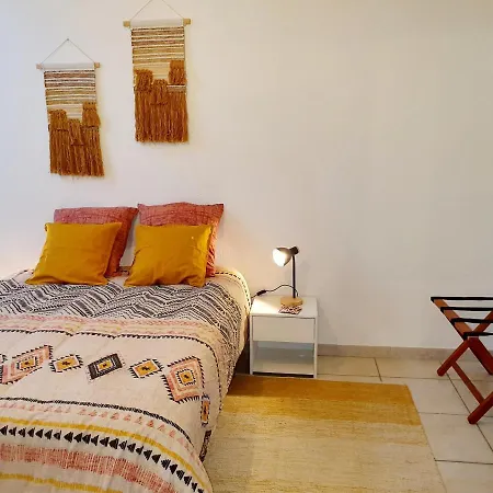 Entre Arenes Et Maison Carree *