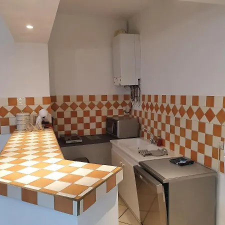 Entre Arenes Et Maison Carree *