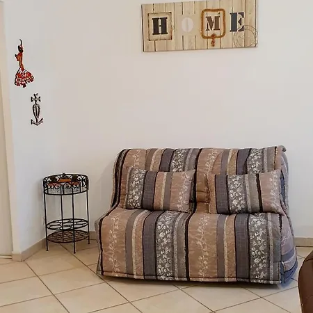 Entre Arenes Et Maison Carree Holiday home Nimes