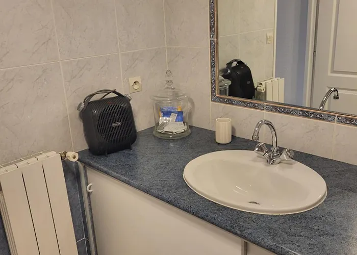 Entre Arenes Et Maison Carree Νιμ